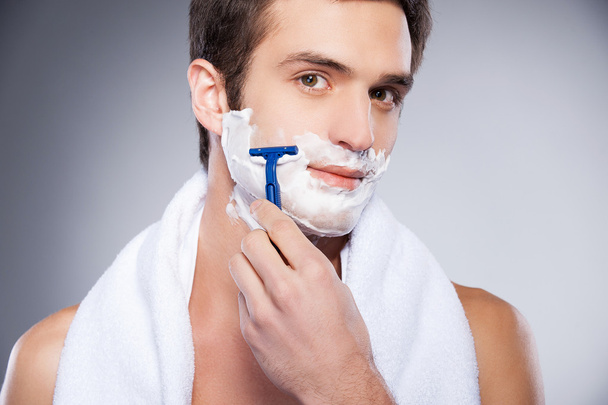 Handsome man shaving. - Foto, afbeelding
