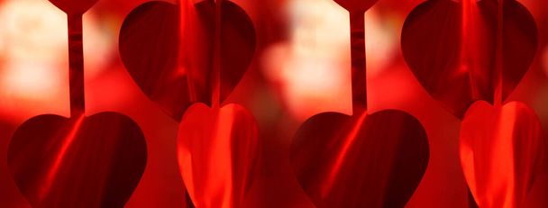 parlak kırmızı kalp kağıdı asılı sevgililer günü kartı ya da düğün afişi arka planı - Fotoğraf, Görsel