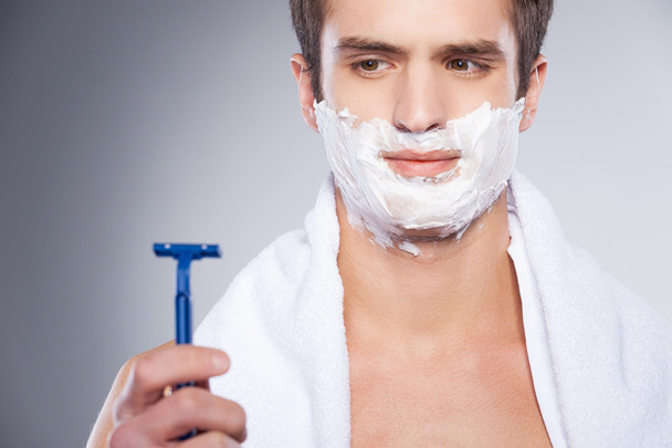 Shaving with bad razor. - Foto, Imagem