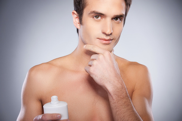 Man applying cream at his face - Fotoğraf, Görsel