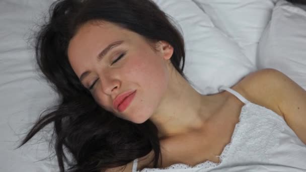 θέα υψηλής γωνίας του άνδρα και της γυναίκας που κοιμούνται στο κρεβάτι - Πλάνα, βίντεο