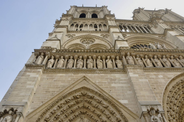 A low angle shot of the Notre-Dame Cathedral in Paris France - Foto, imagen