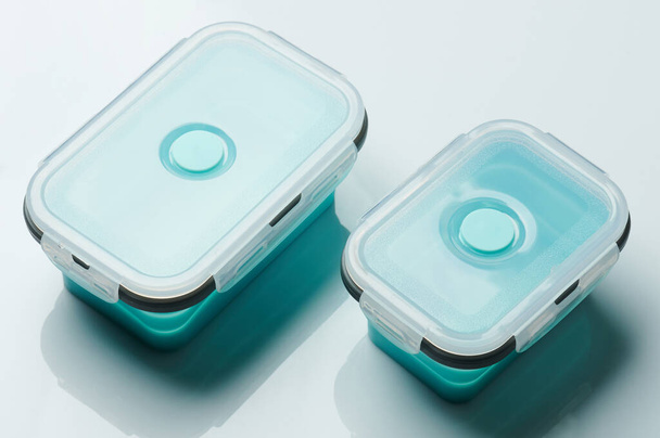 Zwei saubere Lunchboxen mit Deckel isoliert auf weißem Hintergrund - Foto, Bild