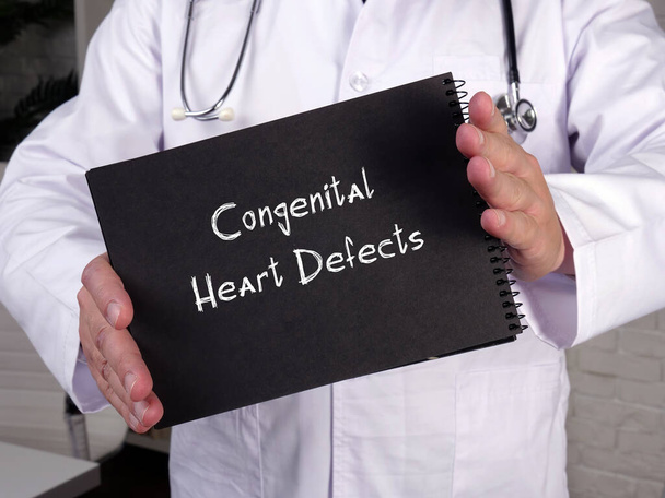 Gezondheidszorg concept betekent aangeboren hart gebreken met inscriptie op het stuk papier - Foto, afbeelding