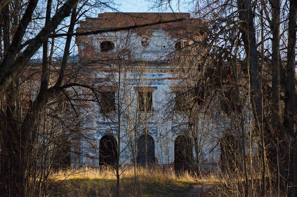 Blick auf die Ruinen des Gutshauses von Tschernyschew, dem Dorf Jaropolez im Moskauer Gebiet. - Foto, Bild