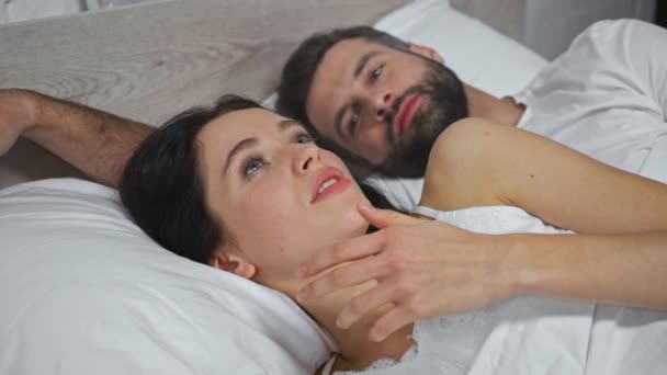 foco rack de mulher jovem falando enquanto deitado na cama com o marido  - Filmagem, Vídeo