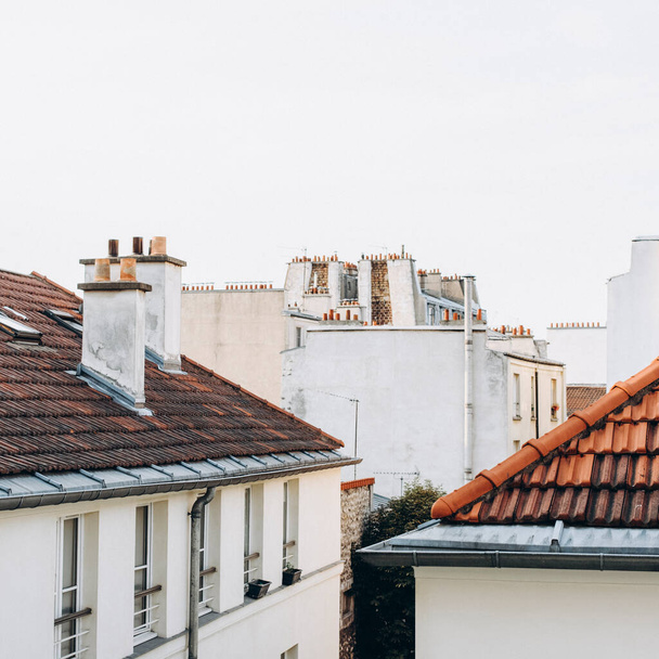Typical roofs and facades details of buildings in Paris, France. - Foto, afbeelding