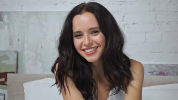 fröhliche junge Frau lächelt in die Kamera - Filmmaterial, Video