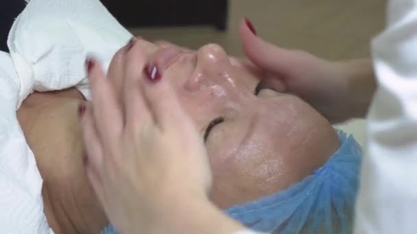 Masaje facial con gel transparente. Concepto de cosmetología profesional y tratamiento - Imágenes, Vídeo