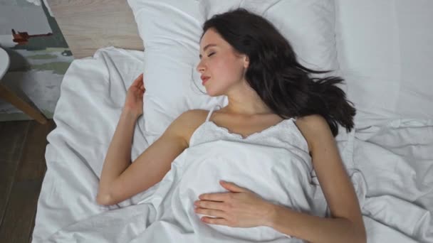 hoge hoek uitzicht op vrouw slapen in bed thuis - Video