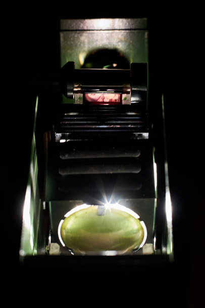 スライドを表示するための付属のヴィンテージレトロスライドプロジェクターの写真。最後の世紀の娯楽の一つ. - 写真・画像