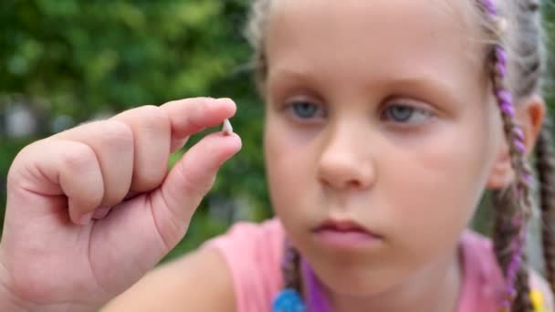 Мила дівчинка з тимчасовим зубом першого молока
 - Кадри, відео