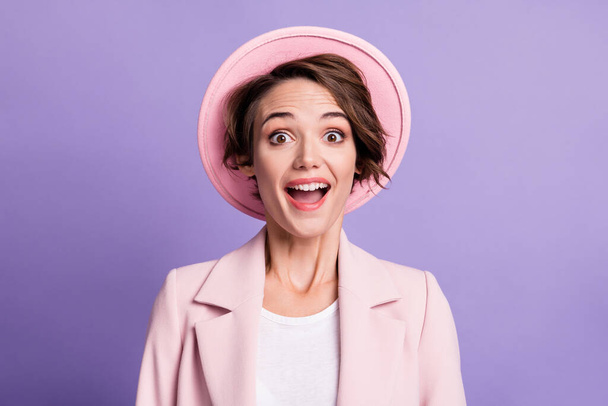 Photo portrait of wavy cute surprised woman lady wear retro vintage pink jacket open mouth isolated purple color background - Foto, afbeelding