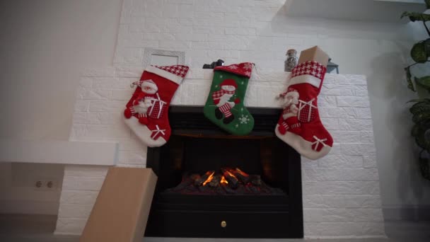 Εσωτερικό σαλόνι με τζάκι διακοσμημένες κάλτσες για τα Χριστούγεννα - Πλάνα, βίντεο