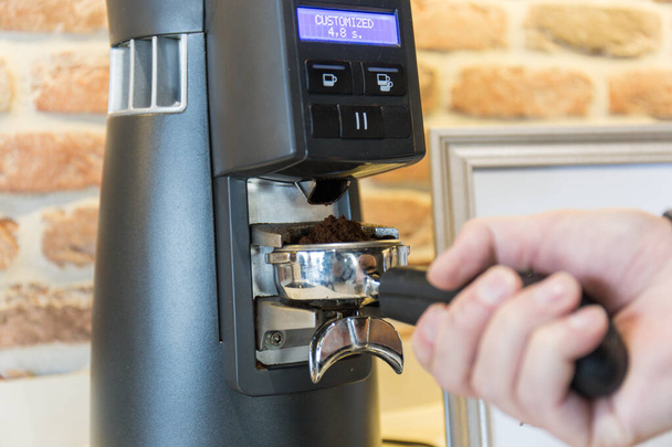 Molinillo de café eléctrico en restaurantes y cafeterías - Foto, Imagen