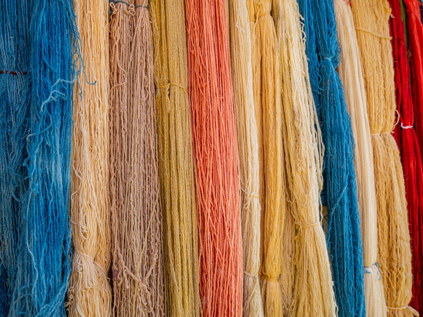 Několik malých svazků v různých barvách přirozeně barvené vlny - Fotografie, Obrázek