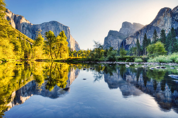 Vallée illuminée de Yosemite avec réflexion au coucher du soleil, parc national de Yosemite, Californie - Photo, image