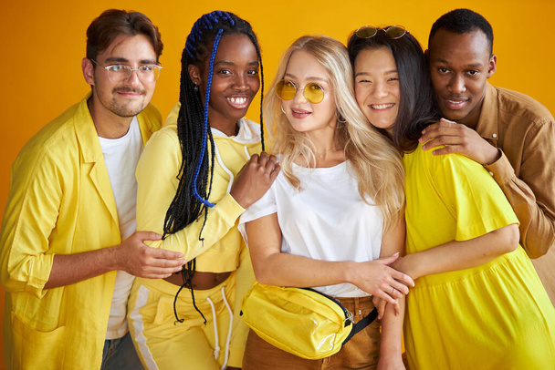 cheerful positive group of young people of diverse nationalities posing at camera - Foto, Bild
