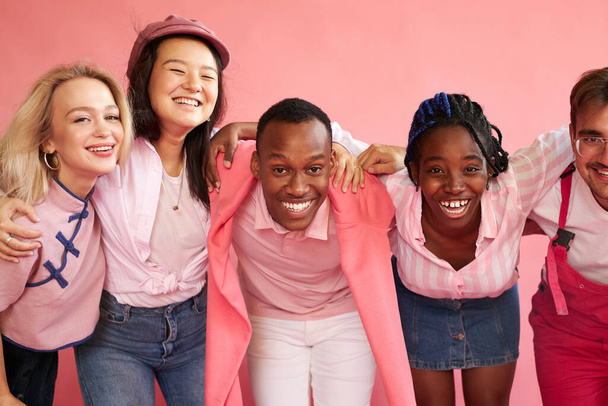 portrait of excited youth of different nationalities isolated on pink - Foto, Imagem