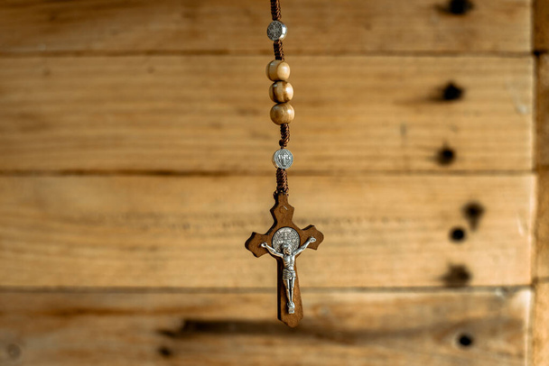 Rosario con cuentas de madera y cruz cristiana. - Foto, Imagen