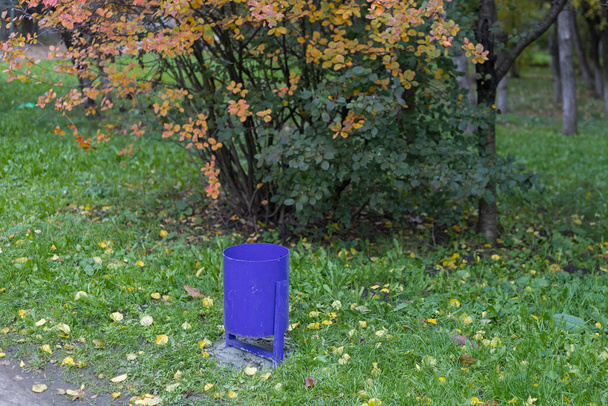 Классический мусорный бак в городской среде или городских парках. Селективный фон фокуса - Фото, изображение