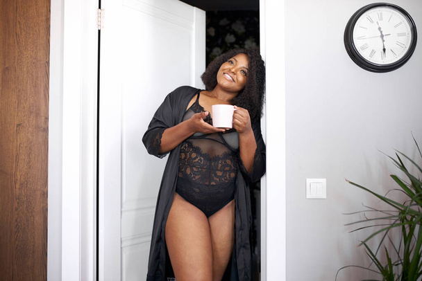 beautiful black lady drinking tea at home - Foto, Bild