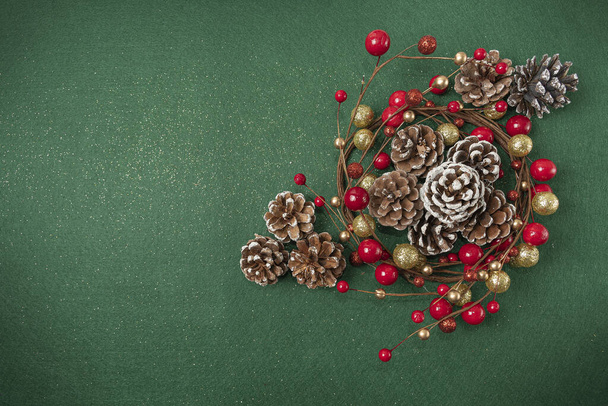 A flat lay of Christmas decorations on a green surface - Foto, immagini