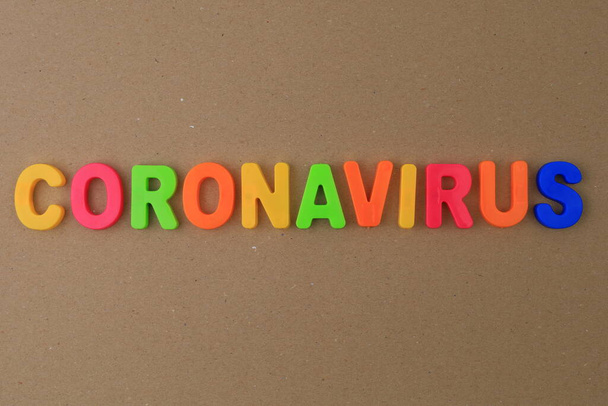 Coronavirus kelimesi ya da metin çocuk alfabesinde mıknatıs üzerinde klasik harflerle yazılmıştır.. - Fotoğraf, Görsel