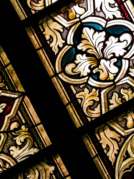 Glasmalerei als architektonischer Hintergrund. Bogensee in Frombork. Kunst im Hintergrund. Andreas in der Kathedrale von Frombork. - Foto, Bild