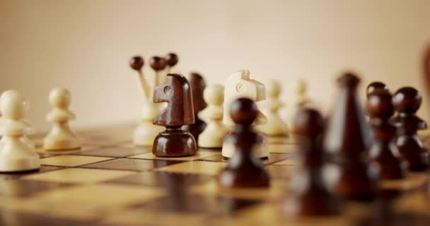 チェス盤の上で古い木のチェス駒を回転させ - 映像、動画