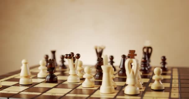 rotující staré dřevěné šachové figurky na šachovnici - Záběry, video