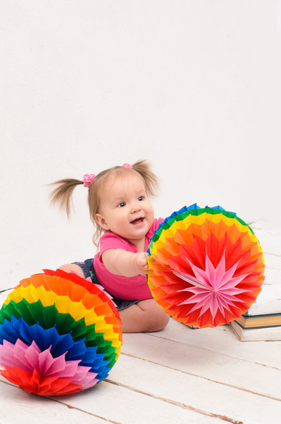Baby Mädchen spielt bunte Kugeln - Foto, Bild