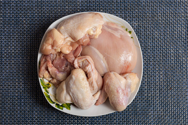 鶏の肉。選択的焦点とぼやけた背景を持つ料理の背景. - 写真・画像