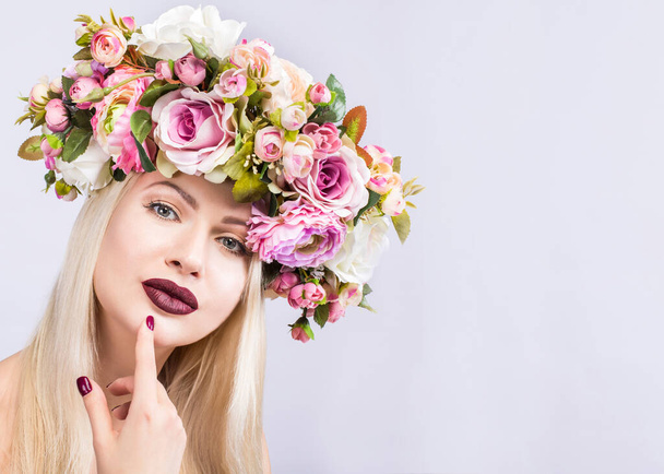 Una hermosa mujer con una corona de flores - Foto, imagen