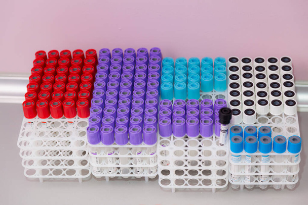 10 ноября 2020 года Кишинев Молдова Вакуумная система отбора проб крови в Вакуэтном контейнере. Анализы в клинике. Иллюстративная редакция - Фото, изображение