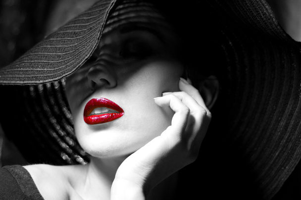titokzatos nő fekete kalap. vörös ajkak - Fotó, kép