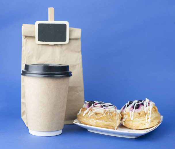 одноразова кава гарячої кави та солодка випічка на синьому фоні. Час кави, сніданок
 - Фото, зображення