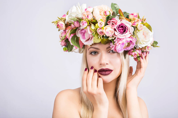 Una hermosa mujer con una corona de flores - Foto, Imagen