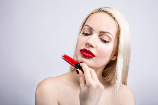 Portret van mooie vrouw een blonde met rode lippenstift - Foto, afbeelding