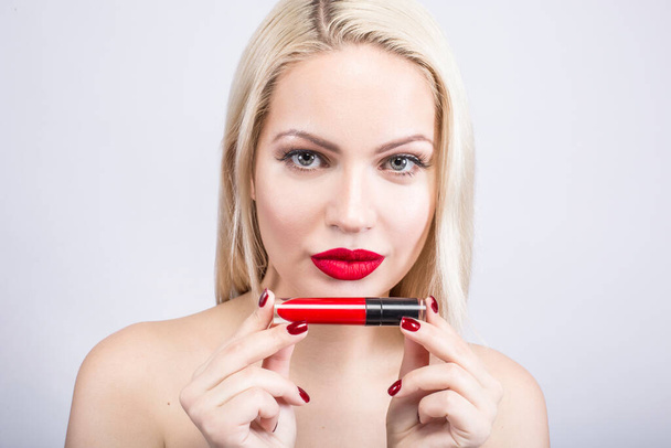 Porträt der schönen Frau eine Blondine mit rotem Lippenstift - Foto, Bild