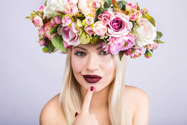 Una hermosa mujer con una corona de flores - Foto, Imagen