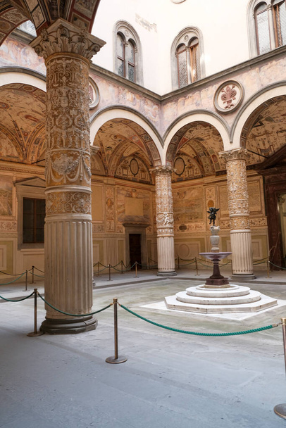 Pohled na kolonádu a vnitřní nádvoří Palazzo Vecchio ve Florencii, Itálie. Kvalitní fotografie - Fotografie, Obrázek