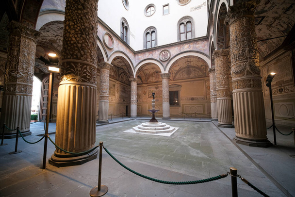 Vista de la columnata y patio interior del Palazzo Vecchio en Florencia, Italia. Foto de alta calidad - Foto, imagen