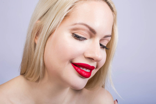 Portrait de belle femme une blonde avec rouge à lèvres rouge - Photo, image