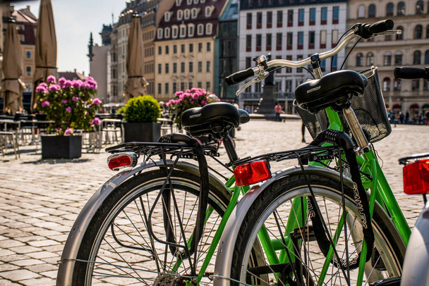 18 maj 2019 Drezno, Niemcy / Koncepcja podróży zdjęcie wypożyczalni rowerów na placu Neustadt w Dreźnie. Zbliżenie ostre szczegóły roweru i atmosferyczne bokeh klasycznej architektury 18 wieku.  - Zdjęcie, obraz