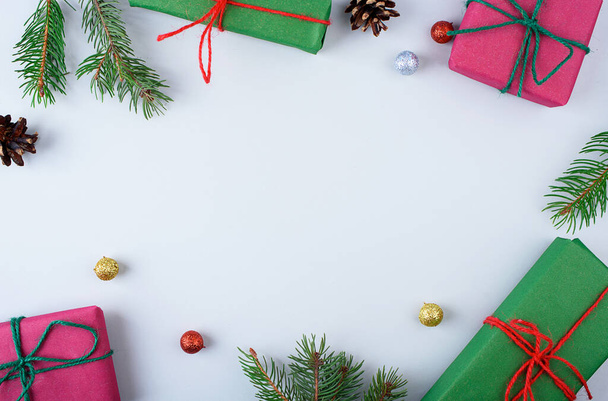 Şablon tasarımı için çam ağacıyla birlikte Noel hediyesi kutuları koleksiyonu. Yukarıdan bak. Düz yatıyordu. Yeni yıl içeriği - Fotoğraf, Görsel