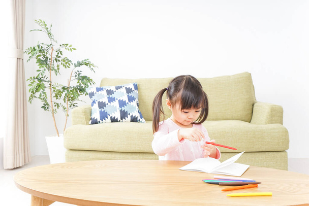 Child drawing pictures at home  - 写真・画像