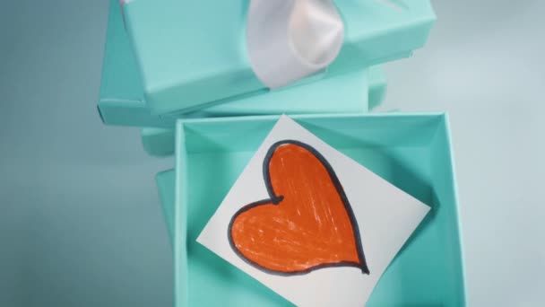 Καρδιά ζωγραφισμένη μέσα σε ένα τυρκουάζ κουτί δώρου - Πλάνα, βίντεο