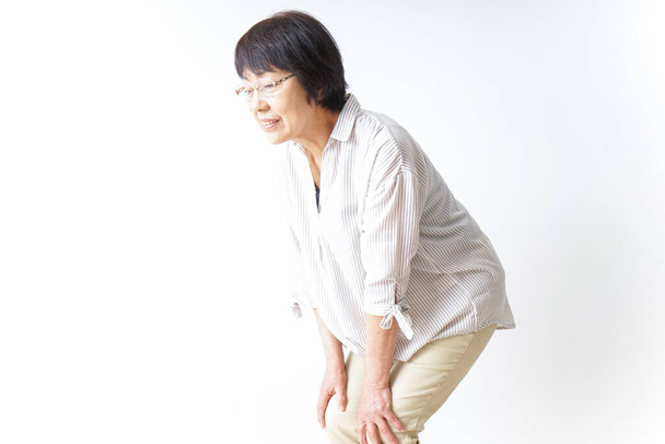Mujer anciana que sufre de dolor en la rodilla - Foto, imagen