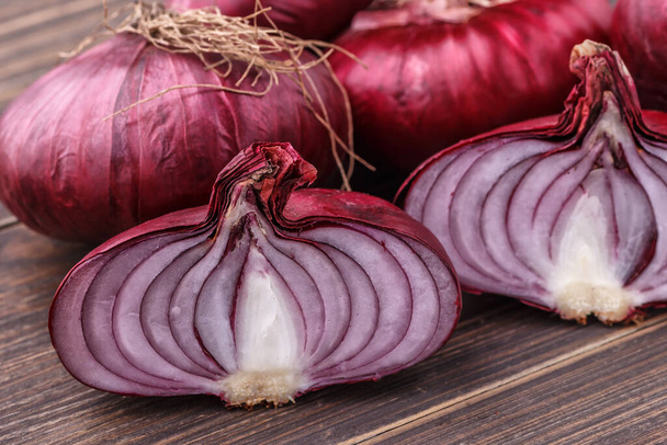 red onions on rustic wood - Foto, imagen